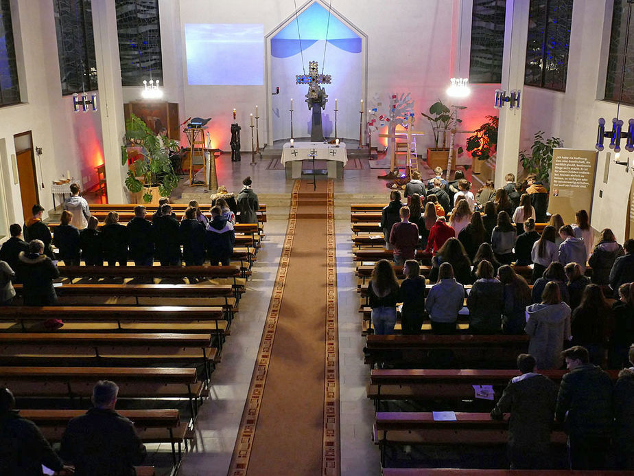 Firmvorbereitung mit Tauferinnerungsgottesdienst in St. Maria, Wolfhagen (Foto: Karl-Franz Thiede)